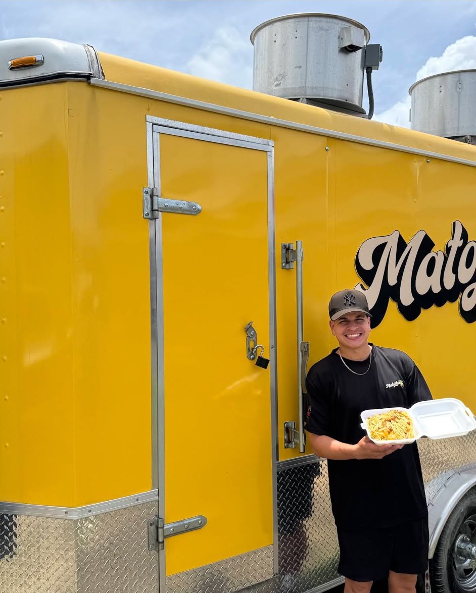 El dueño de Matojitos frente al food truck