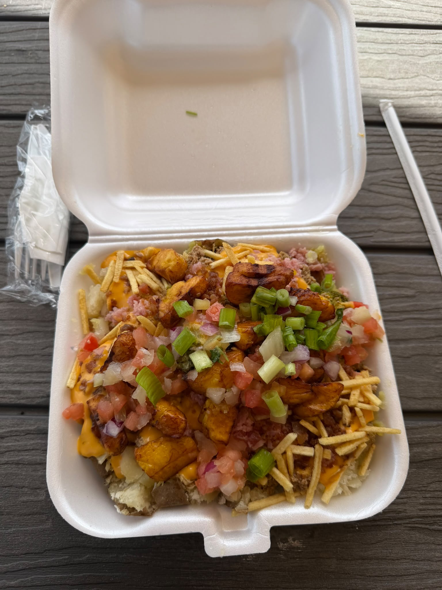 Papa Matojo cargada con pollo, queso y pico de gallo